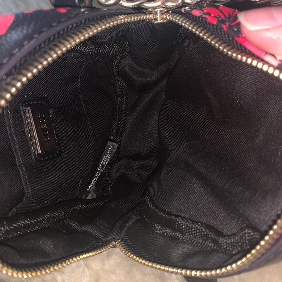 Small Flower Pattern Guess Bag - Picture 6 of 6